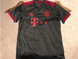2022 Bayern Munich Away Shirt. Size Large